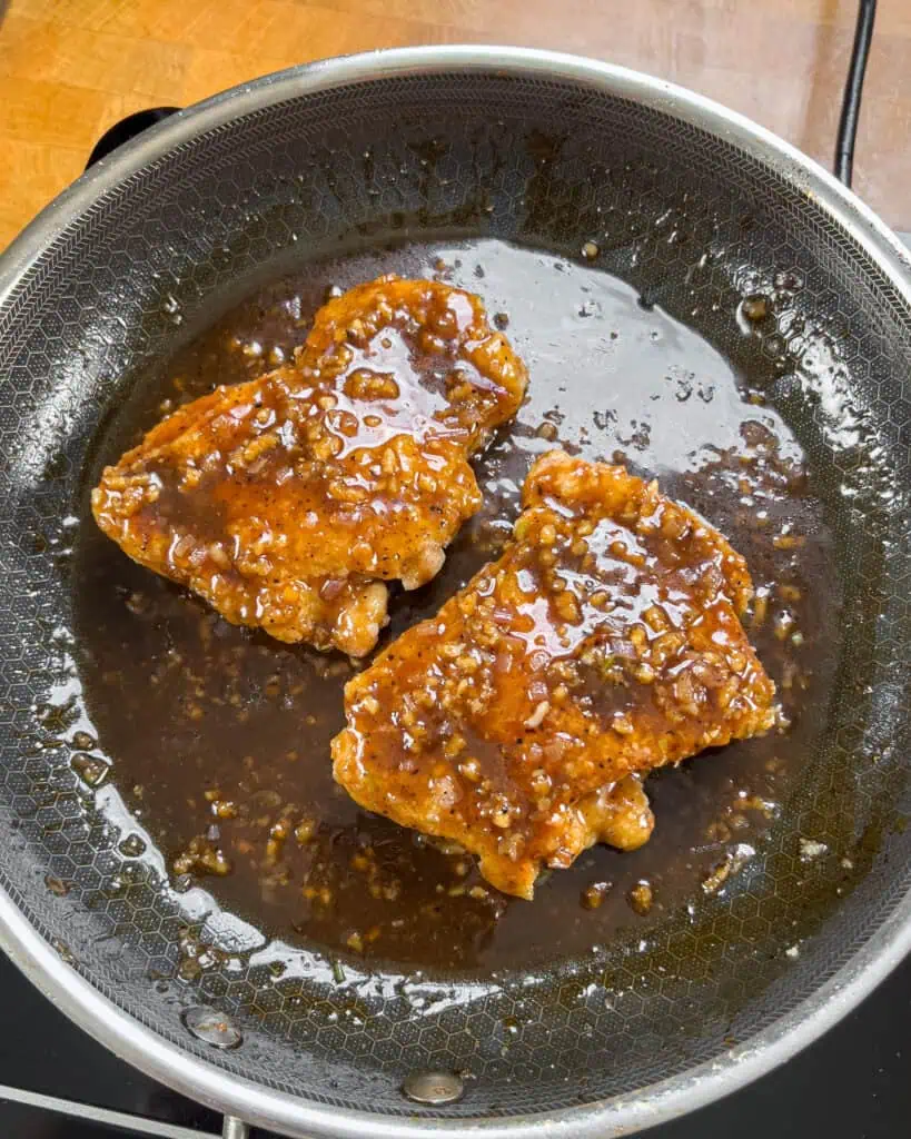 Seared chicken thighs returned to the pan and bathed in thick black pepper sauce - GENIUS EATS Seared chicken thighs returned to the pan and bathed in thick black pepper sauce