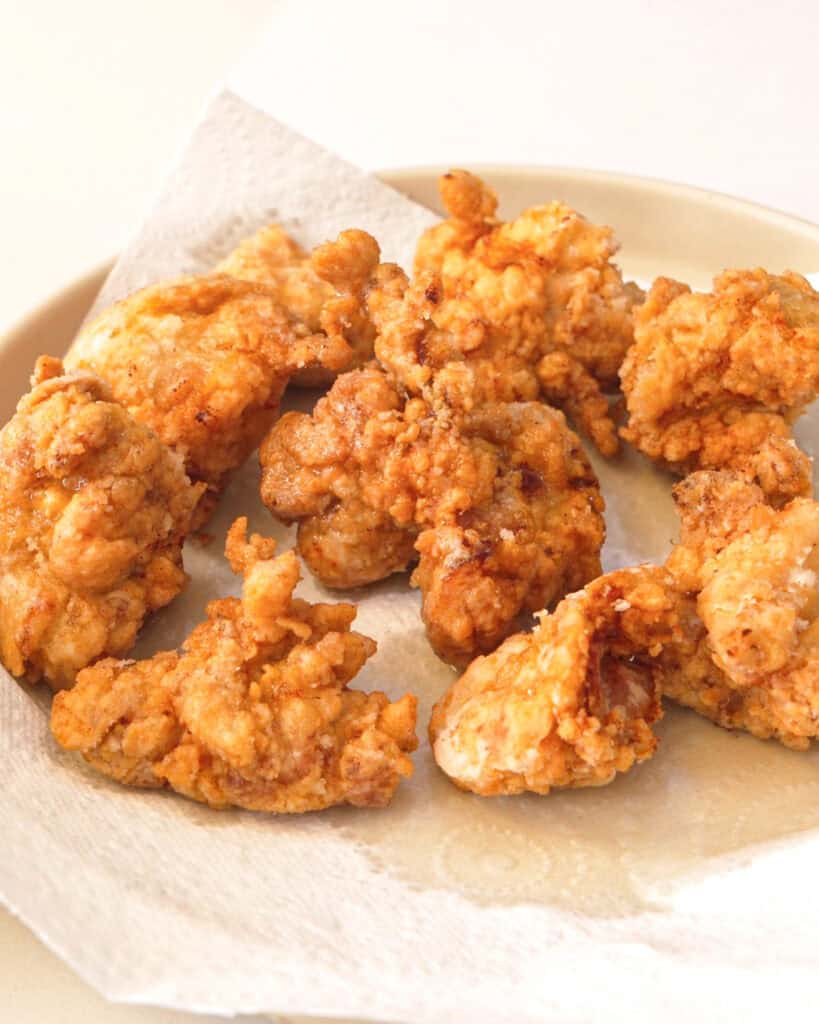 Crispy karaage chicken pieces resting after frying - GENIUS EATS Crispy karaage chicken pieces resting after frying
