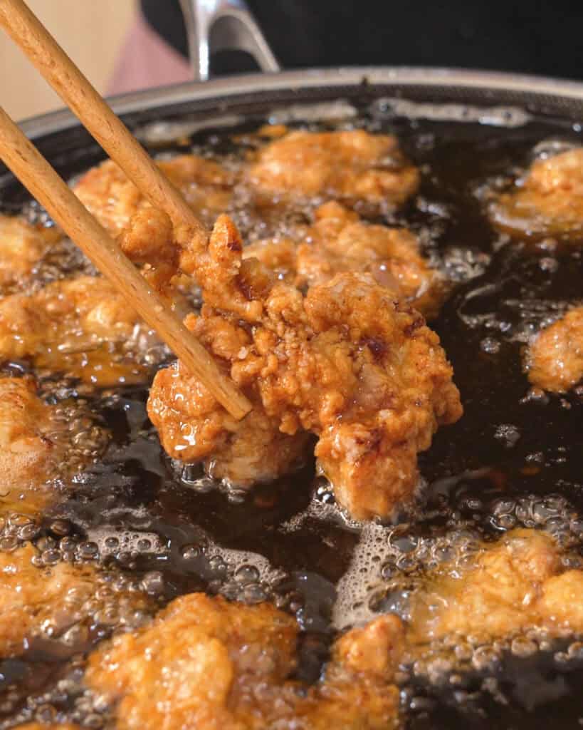 Golden crispy chicken karaage frying at high temperature - GENIUS EATS Golden crispy chicken karaage frying at high temperature
