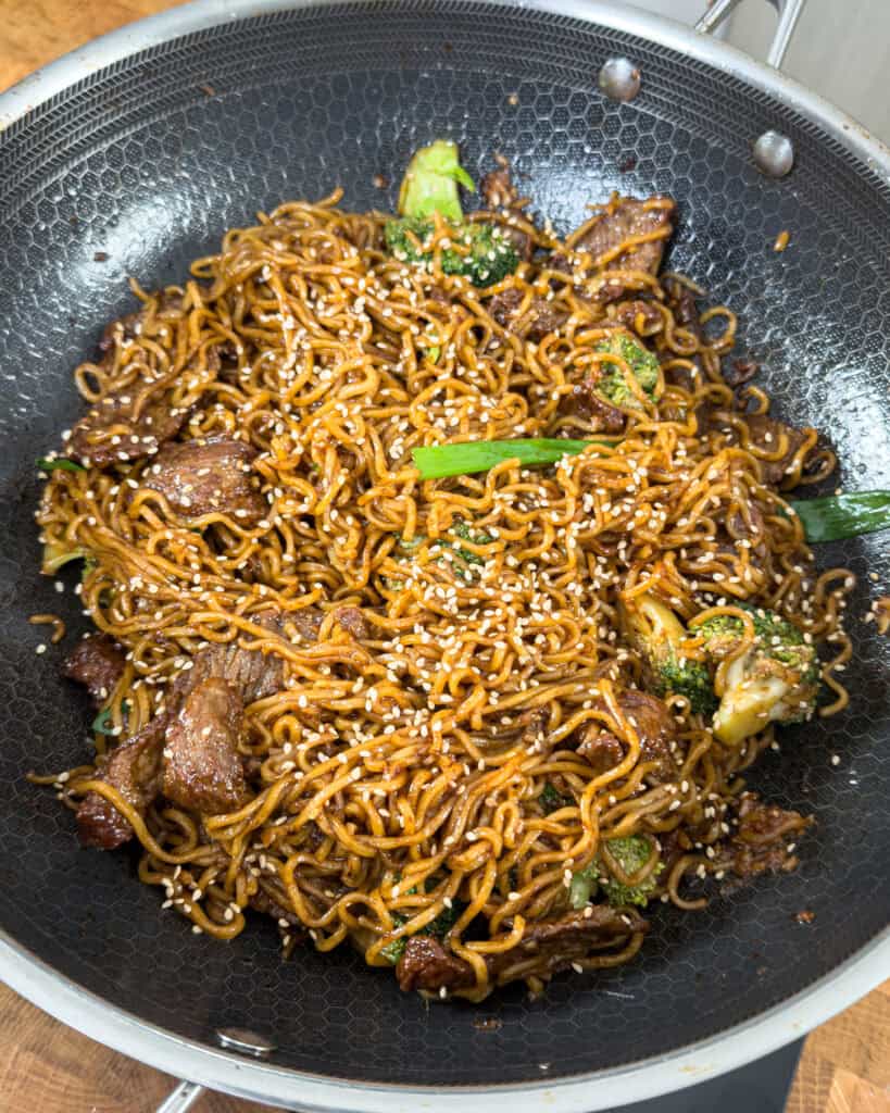 Glossy sauced noodles with beef and broccoli in a pan - GENIUS EATS Glossy sauced noodles with beef and broccoli in a pan