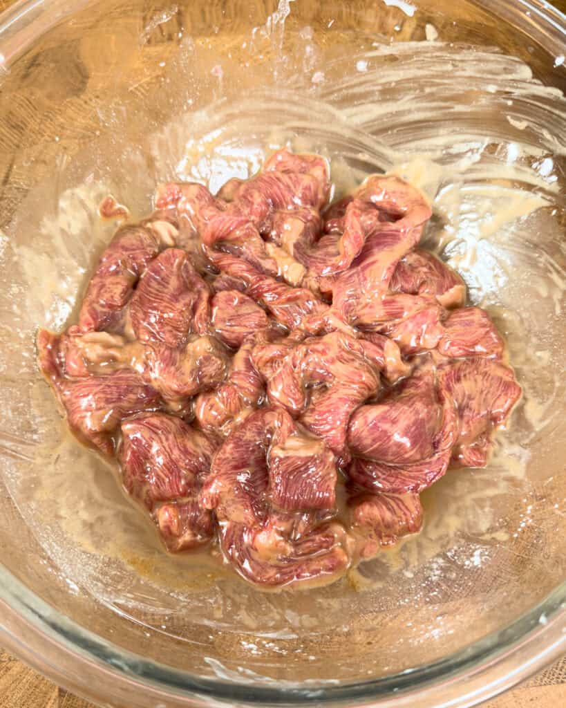 Marinated sliced beef coated in a glossy mixture - GENIUS EATS Marinated sliced beef coated in a glossy mixture